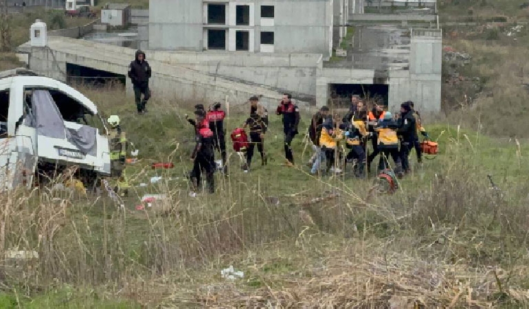 Esenyurt’ta servis midibüsü devrildi! Çok sayıda ölü ve yaralı