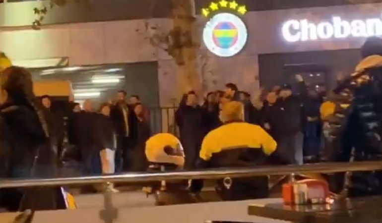 Fenerbahçe taraftarı Sadettin Saran’a destek için toplandı