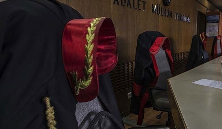Emekli hakim baba, cumhuriyet savcısı kızını darbetti