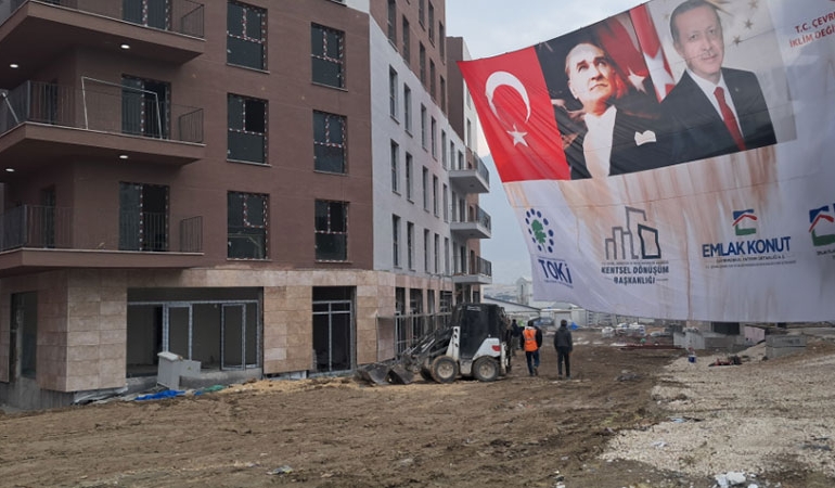 Hatay’a ‘Erdoğan’ makyajı… Yollar asfaltlandı, bitmeyen yapılar brandayla kapatıldı