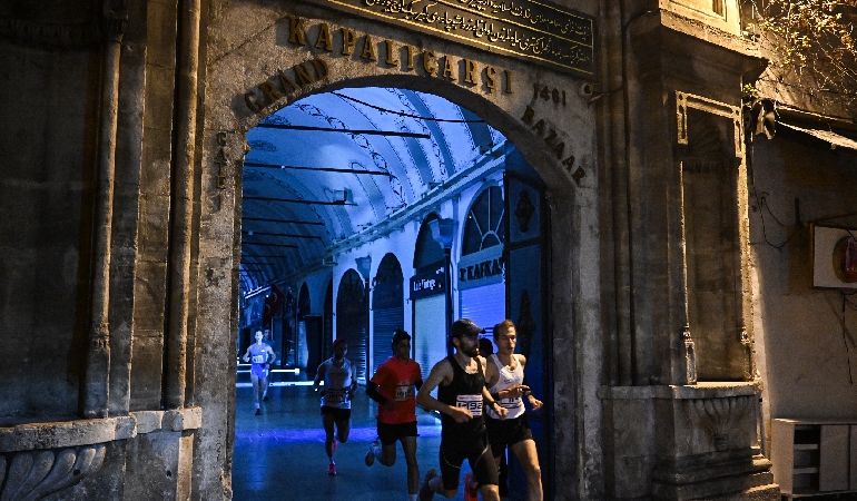 Kapalı Çarşı’da yılın en uzun gecesinde yarıştılar