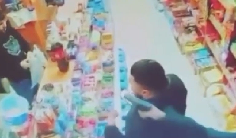 Bağcılar’da markette silahla vurulan genç öldü