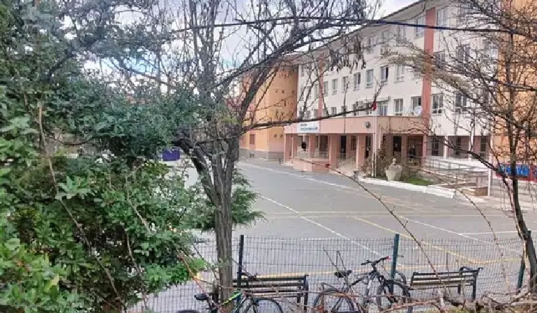 Öğrencilerine cinsel organının fotoğrafını gönderen öğretmen tutuklandı