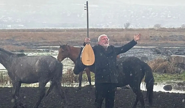 Onur Akın’a klip çekimi sırasında at çarptı