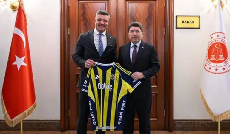 Bakan Tunç’a verilen formada imzası yer almıştı… Fenerbahçe’den Mert Hakan Yandaş açıklaması