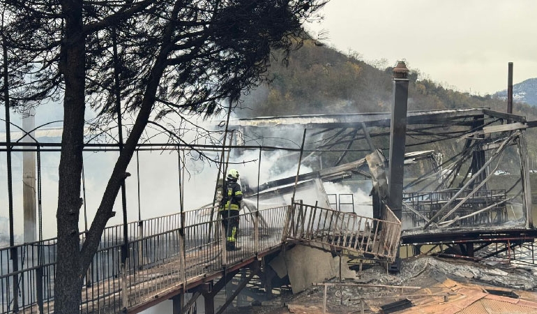 Sera Gölü’nde yangın: Ahşap restoran kül oldu