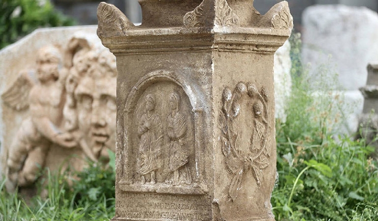 Muğla’da bir çoban, Roma dönemine ait stel buldu