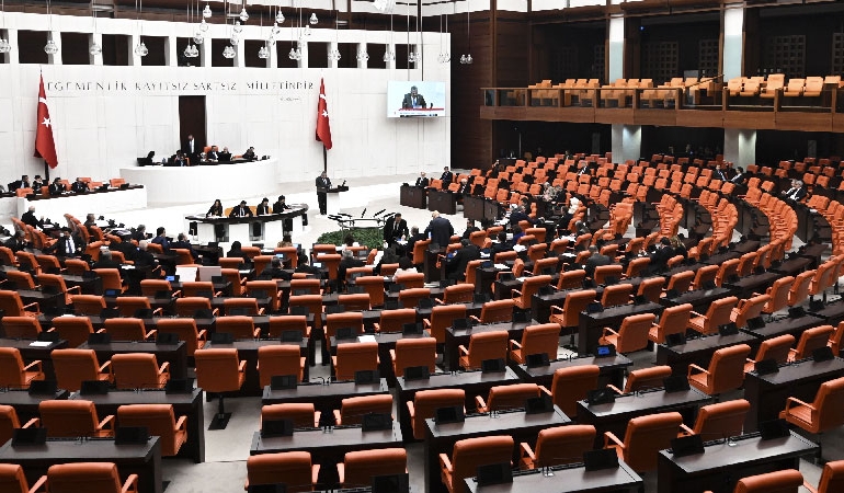 Sosyal medya ve doğum izni düzenlemeleri TBMM’de: İşte kanun teklifi
