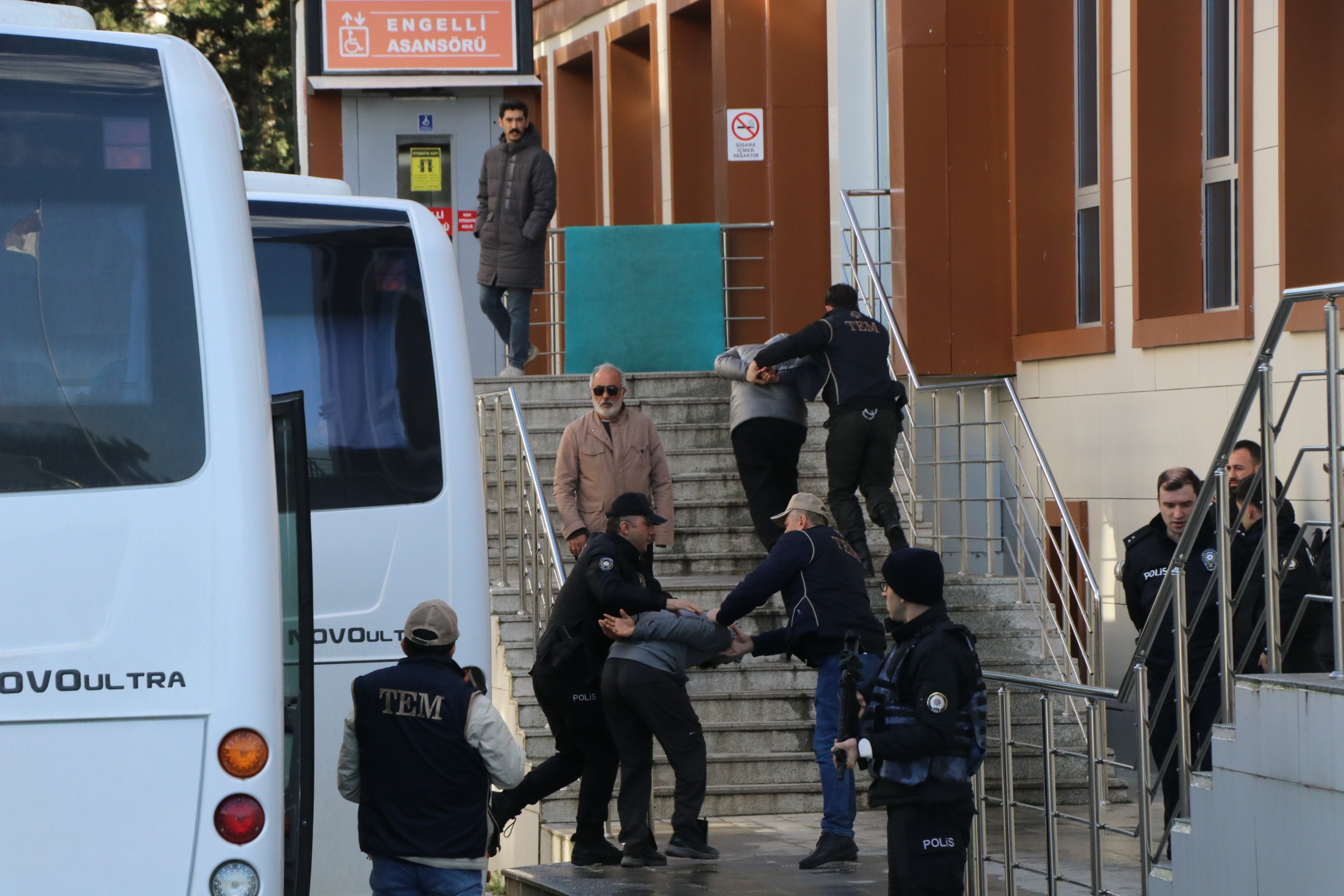 Yalova'da terör örgütü DEAŞ'a yönelik operasyonda yakalanan 25 şüpheli adliyede