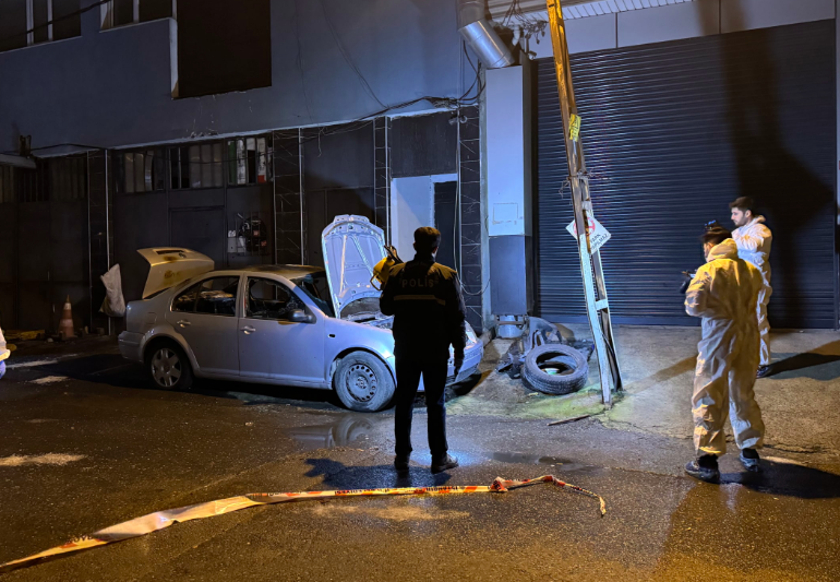 İstanbul’da evsiz bir kişi ısınmak için girdiği otomobilde çıkan yangında öldü