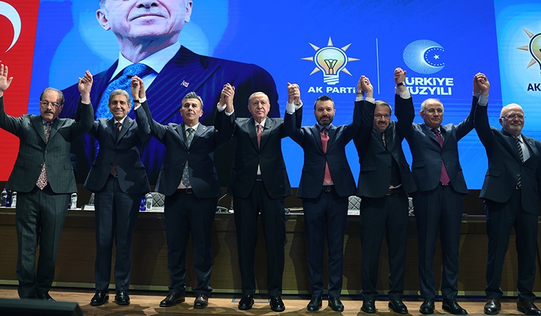Rozetlerini Erdoğan taktı: 4 belediye başkanı AKP’ye katıldı