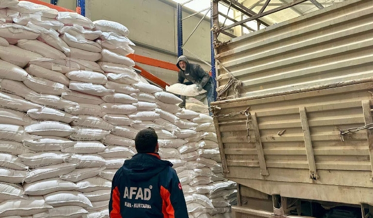 Türkiye’den Ayn el-Arap’a 11 TIR insani yardım