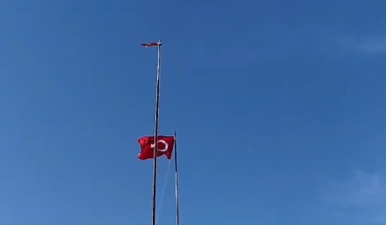 DEM Parti’nin Nusaybin toplantısında alçak saldırı: Türk bayrağını indirdiler!