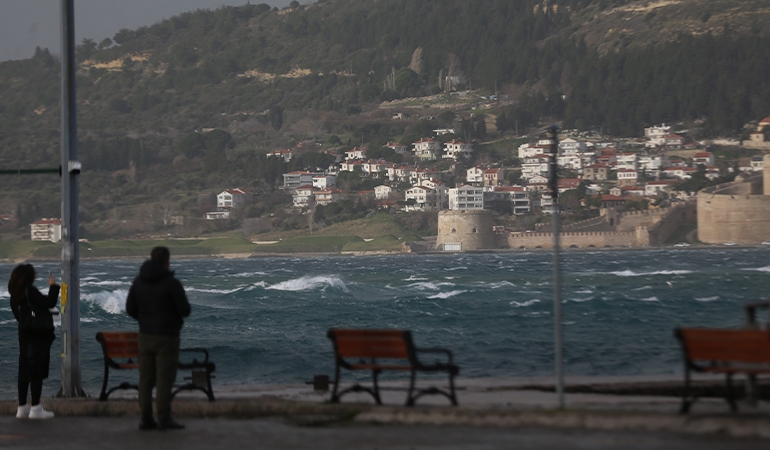 Çanakkale Boğazı transit gemi geçişlerine kapatıldı