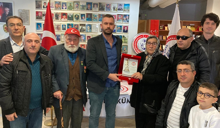 Şehit annelerinden CVP lideri Serkan Öz’e anlamlı plaket