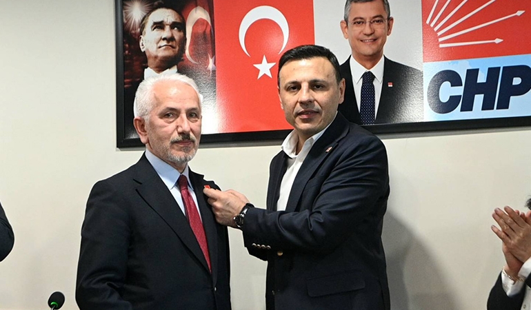 AKP’den istifa eden meclis üyesi CHP’ye katıldı