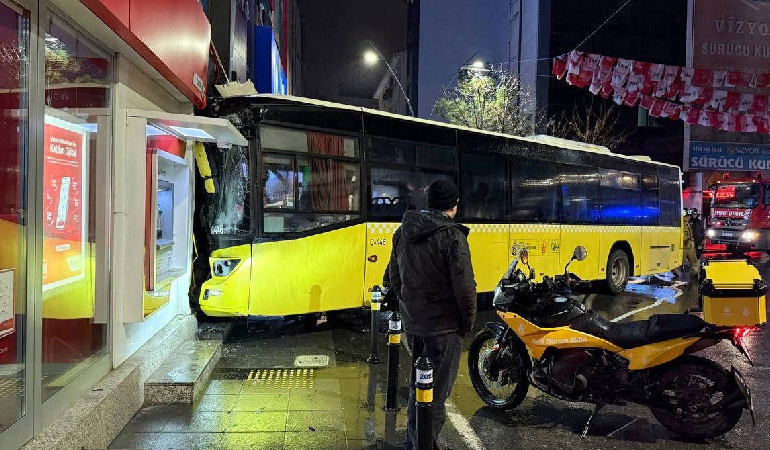 İETT otobüsü binaya çarptı: 6 kişi yaralandı