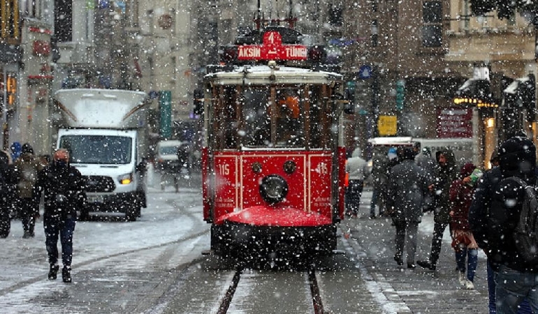 İstanbul’da eğitime kar engeli: Okullar tatil edildi