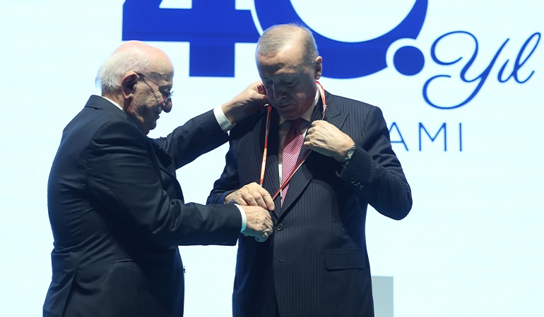 Erdoğan’a ‘100 yılın devlet başkanı’ ödülü verildi