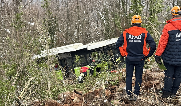 Kocaeli’de belediye otobüsü devrildi: Yaralılar var