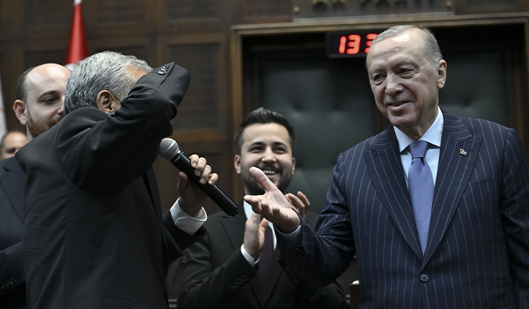 3 vekil AKP’ye katıldı: Rozetlerini Erdoğan taktı