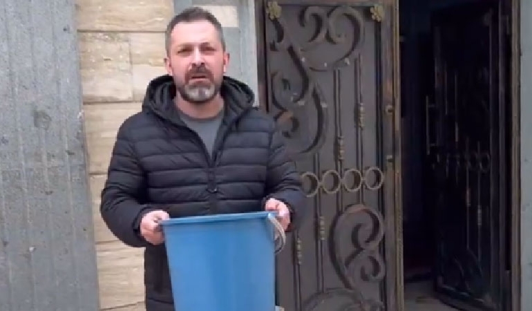 ‘Geçinemiyorum’ diyen AKP’li vekil için cami önünde para topladı