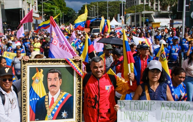 Venezuela’da binlerce kişi Maduro’ya destek için yürüdü