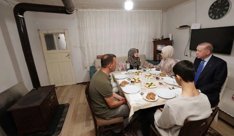 Erdoğan’ın iftar ziyaretinde ‘sobalı ev’ ayrıntısı: Bakan Bayraktar’ın sözleri akıllara geldi