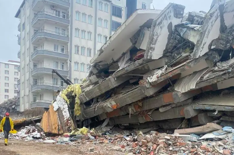 6 Şubat depremlerinin 3. yılında AKP’li müteahhit ve oğlu için ‘Kırmızı bülten’ kararı