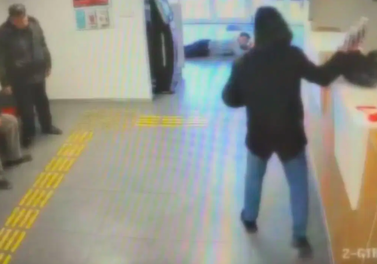 İstanbul’daki banka soygununda görüntüler ortaya çıktı… Kaçarken parasını ve silahını düşürmüş