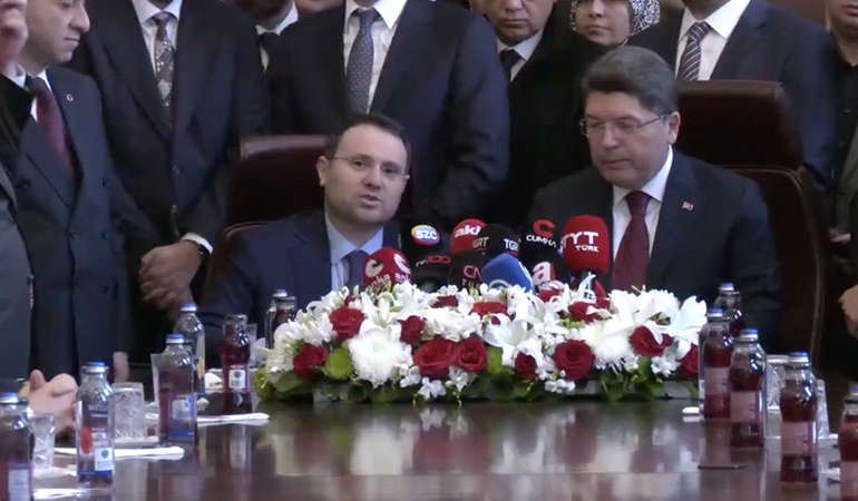 Adalet Bakanlığı’nda devir teslimde ‘alçak koltuk’ detayı… Yeni Bakan Akın Gürlek’ten ilk mesajlar