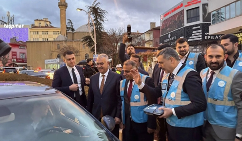 Bakan Çiftçi, AKP yeleği giyip iftarlık kumanya dağıttı