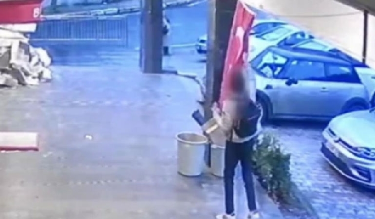 Beylikdüzü’nde Türk bayrağına saldıran şüpheli gözaltına alındı