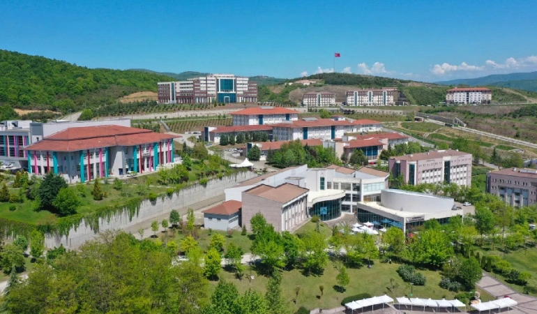 Düzce Üniversitesi’nde liyakat tartışması: Kızı ve damadı kadroda!