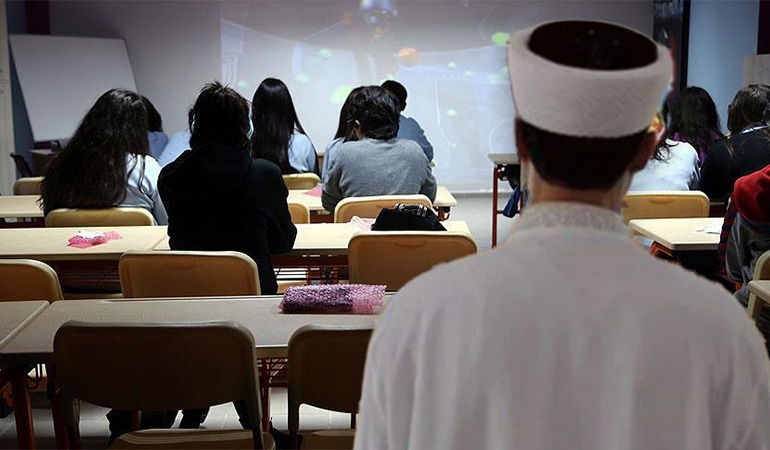 Okulda ‘namaz kontrol’ ekibi kuruldu… Müdür devriye gezdi!