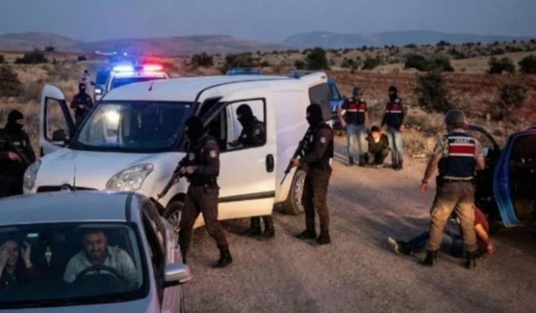 Jandarmalar polis kılığına girdi, kilolarca altın çaldı
