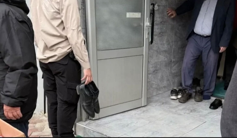 Cami çıkışı tepki çeken fotoğrafa açıklama geldi… Kaymakam korumasını suçladı: ‘Üzerine gereksiz bir vazife aldı’