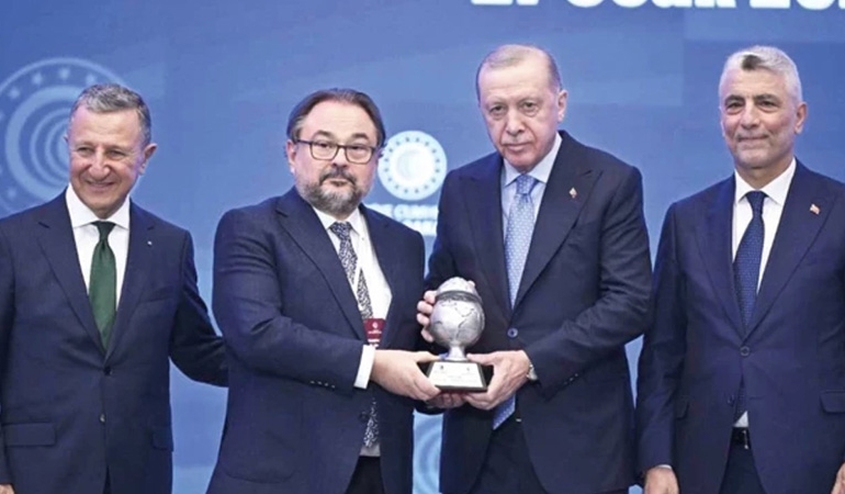 İBB dosyalarında adı geçen iki müteahhit Erdoğan’ın elinden ödül aldı