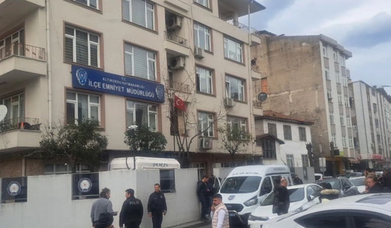 Polisin belindeki silahı alıp kendini vurdu