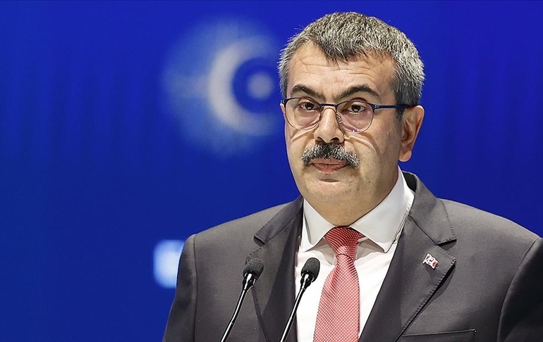 CHP’den istifa çağrısı: Okullar can derdinde Yusuf Tekin tarikat peşinde!