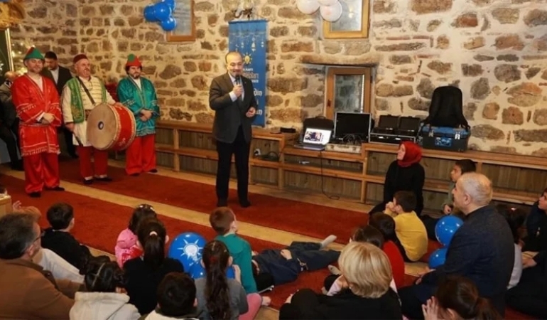 Camiye AKP bayrağı asıldı!