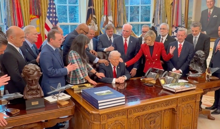 Oval Ofis’te toplanan papazlardan Trump’a toplu dua