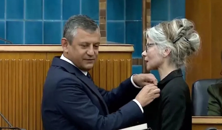 Emine Ülker Tarhan CHP’ye döndü: Rozetini Özgür Özel taktı… İşte ilk açıklaması