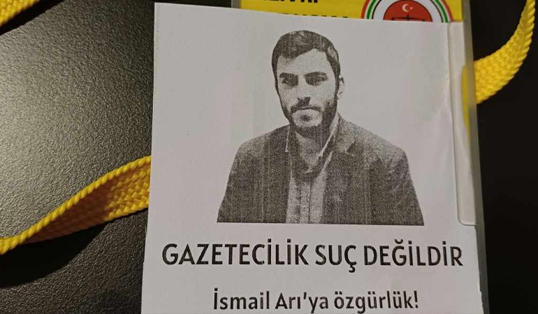 İBB davasında gazetecilerden ‘İsmail Arı’ protestosu