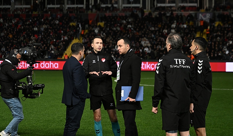 Gaziantep FK-Fenerbahçe maçı, stattaki ışıklandırma sorunu nedeniyle geç başladı