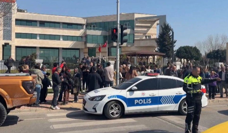 Antalya’da kaymakamlık binasında silahla ateş eden kişi teslim oldu