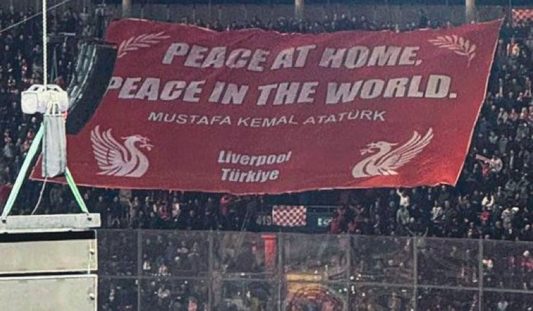 Liverpool taraftarından Atatürk pankartı