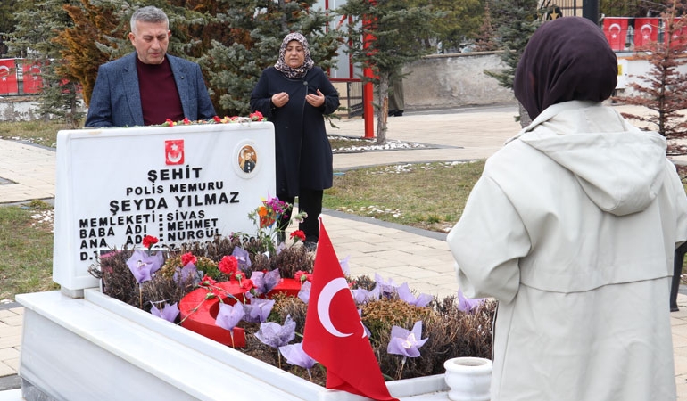Şehitliklerde bayram hüznü
