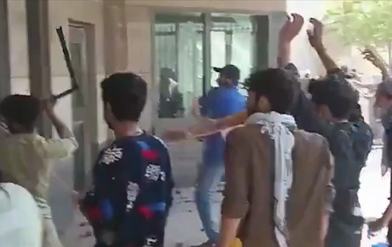Pakistan’da ABD konsolosluğuna baskın! Çok sayıda ölü