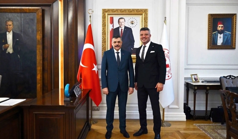 Erdoğan’a benzetmesiyle gündem olmuştu: Bakan Çiftçi odasına Abdülhamid’in tablosunu astı